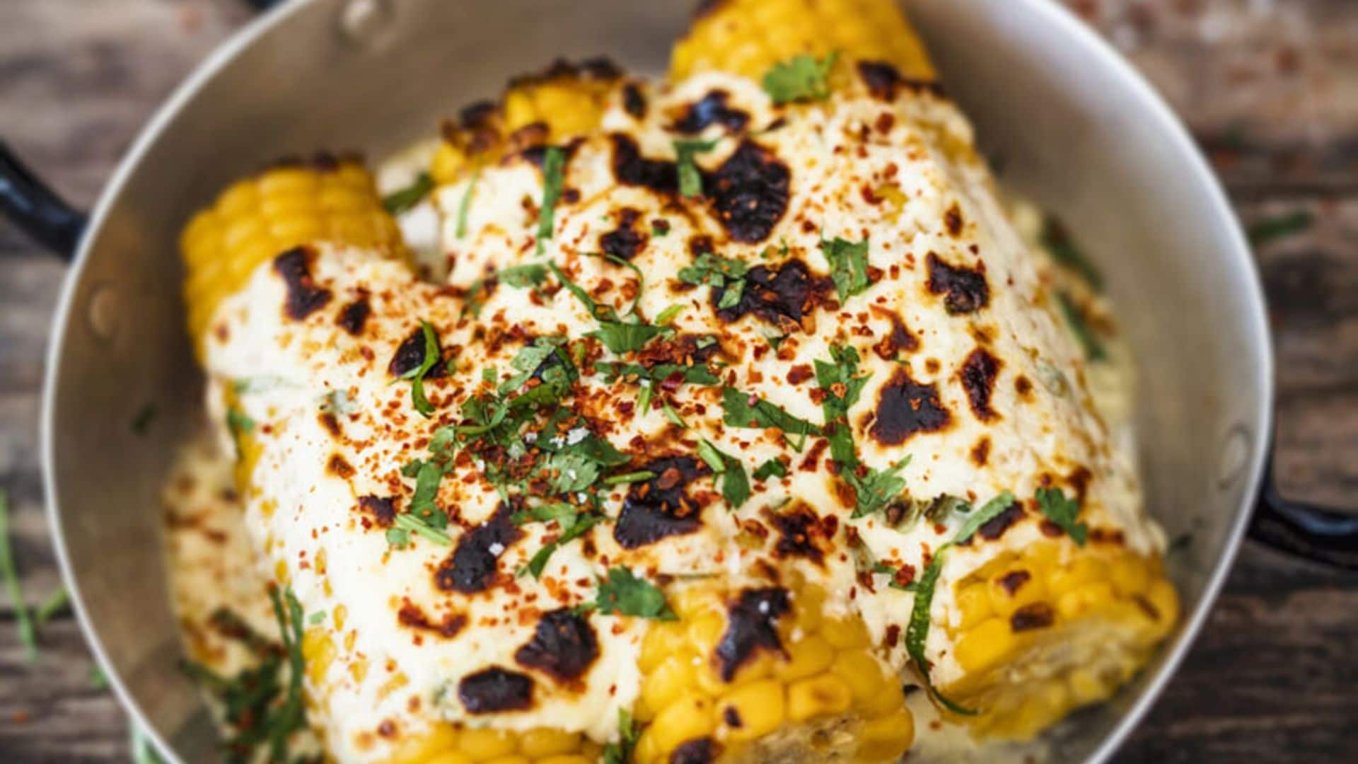 Mazorcas de maíz gratinadas con queso