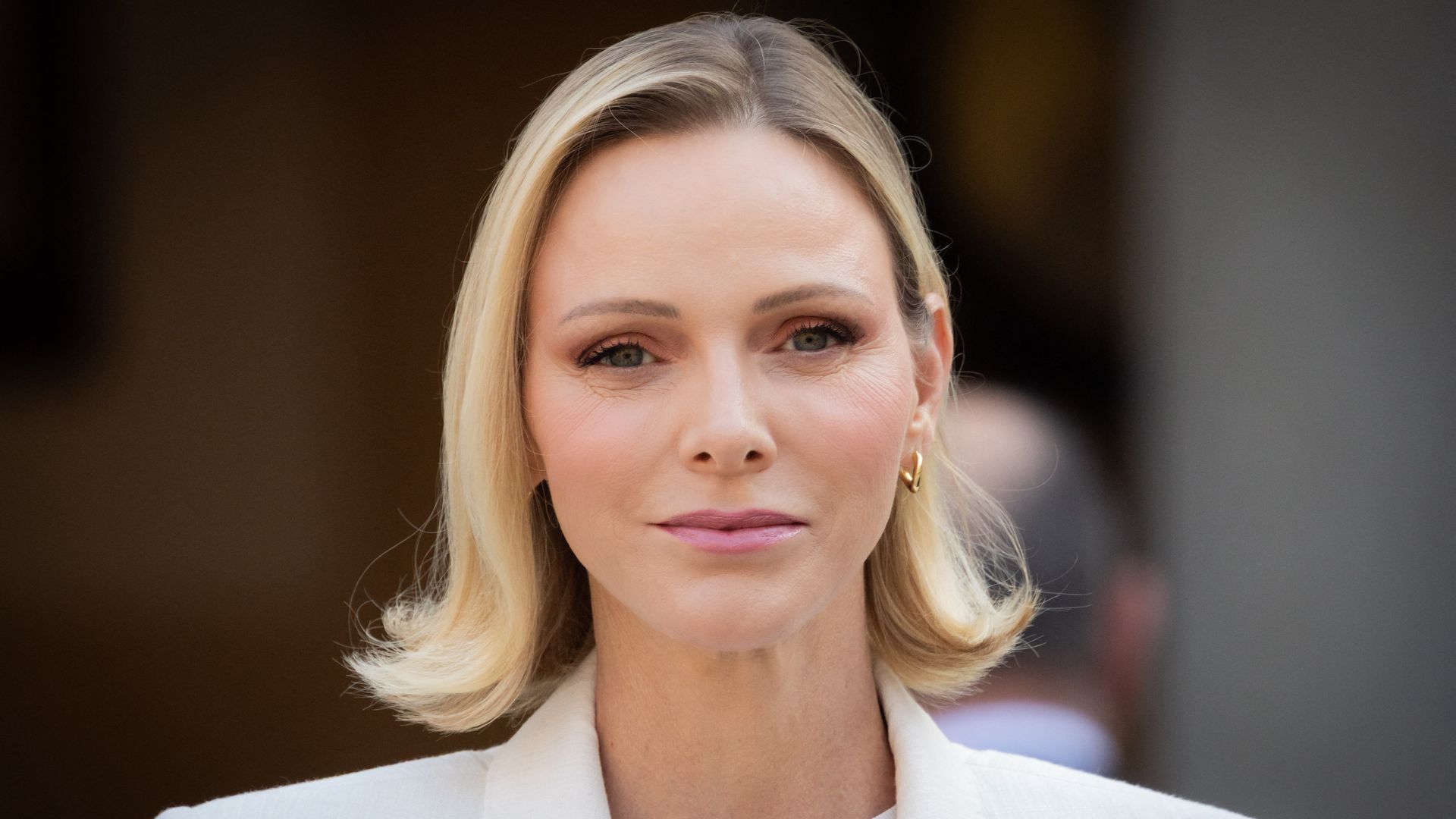 Charlene de Mónaco con traje blanco