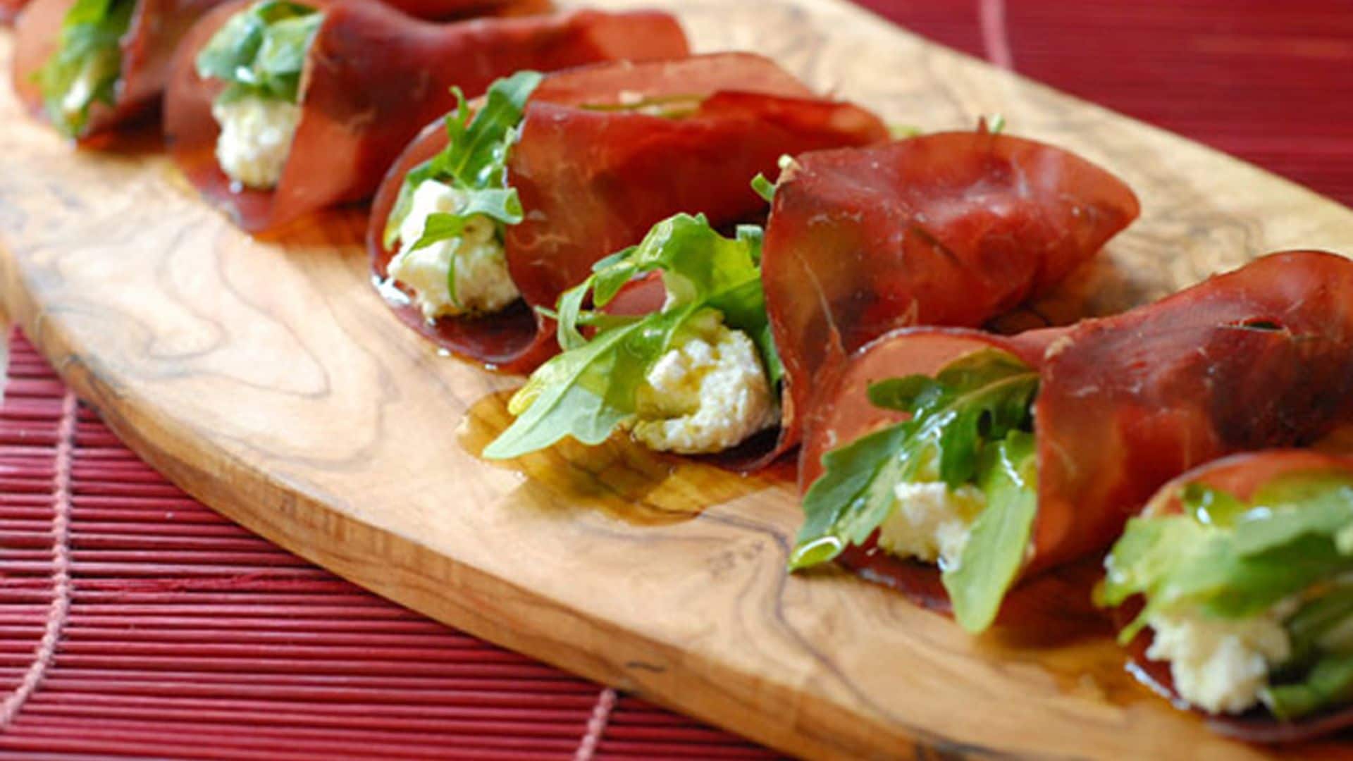 Rollitos de bresaola con queso 'ricotta'