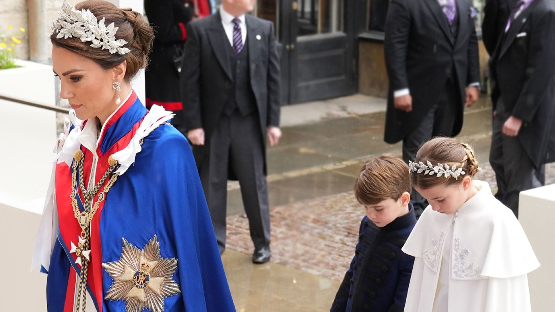 Vestido, 'tiara', peinado... Las similitudes de los looks de Kate y su hija, la princesa Charlotte