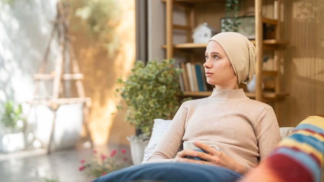 mujer joven con cáncer, con un pañuelo en la cabeza