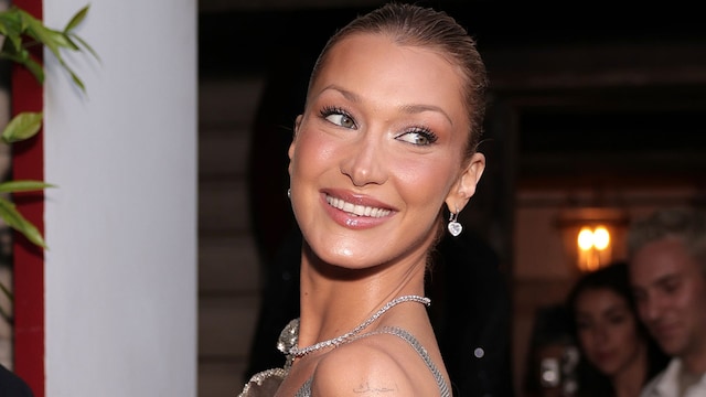 Bella Hadid en Londres con vestido metalizado en 2025