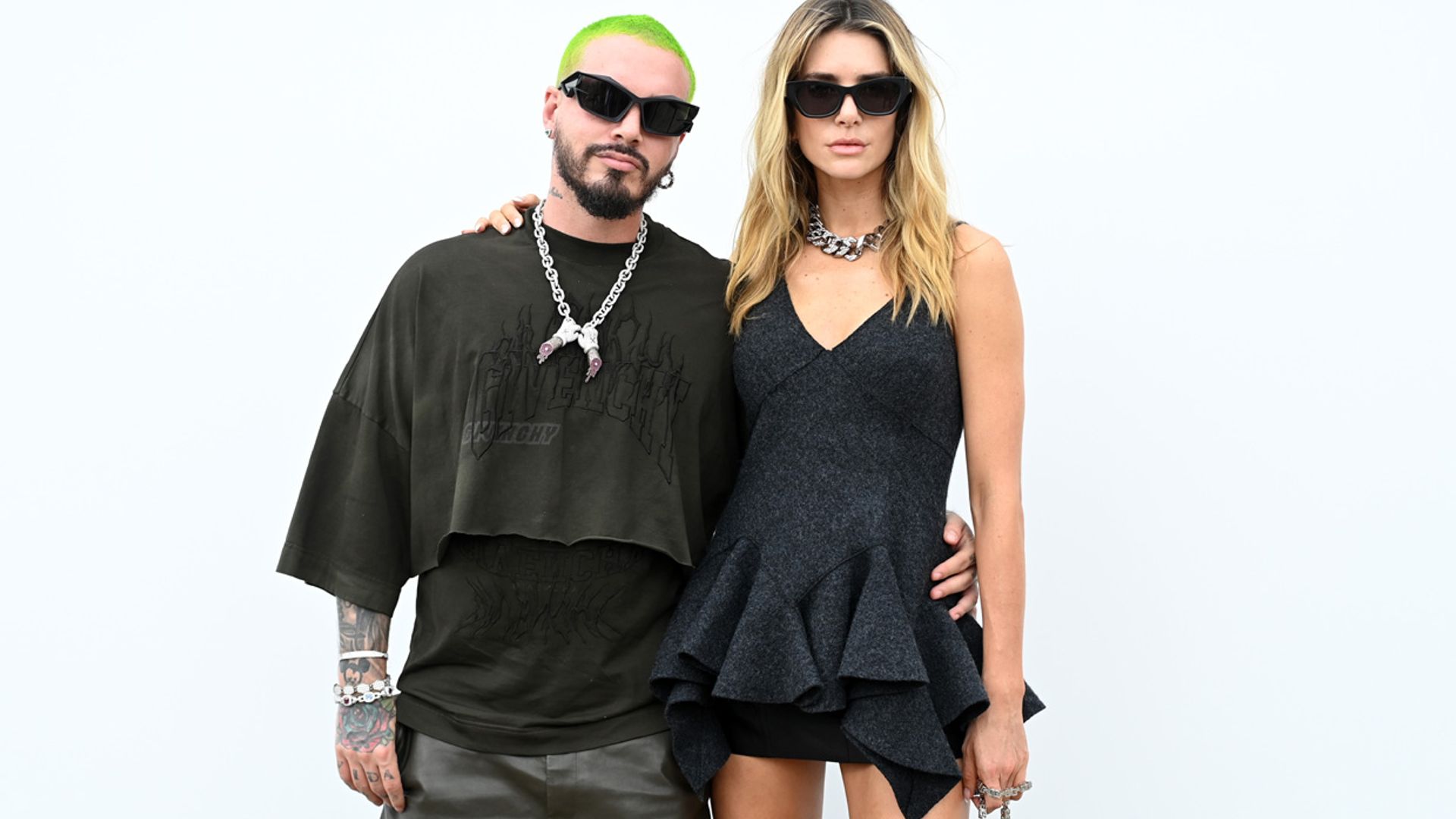 J Balvin, del brazo con su chica y con un nuevo look tras su enfrentamiento con Christian Nodal