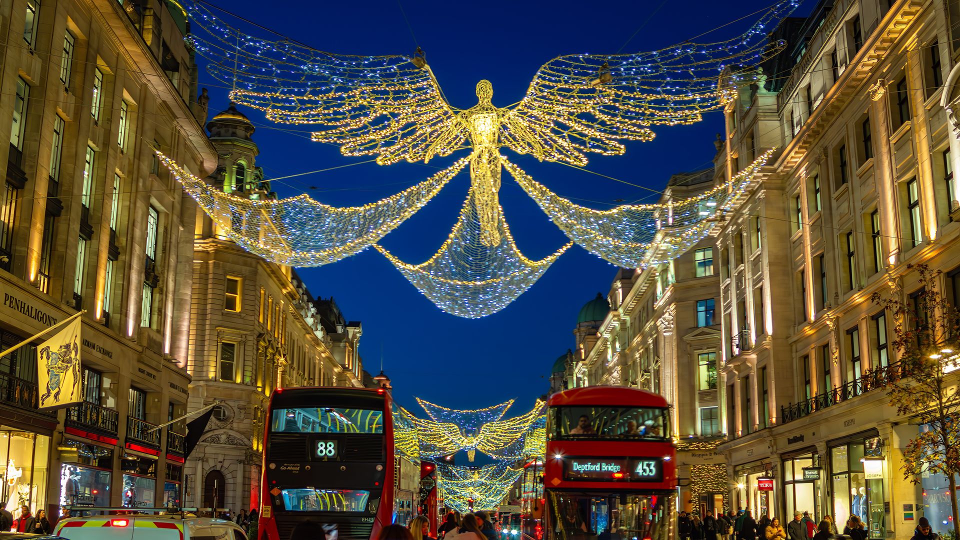 Los icónicos ángeles de luz iluminan Regent Street, Londres