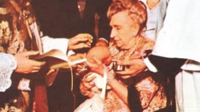 La reina Victoria Eugenia sujetando al rey Felipe VI en el día de su bautizo