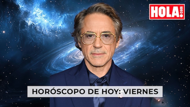 Robert Downey-Jr, en primer plano, de fondo, una glaxia