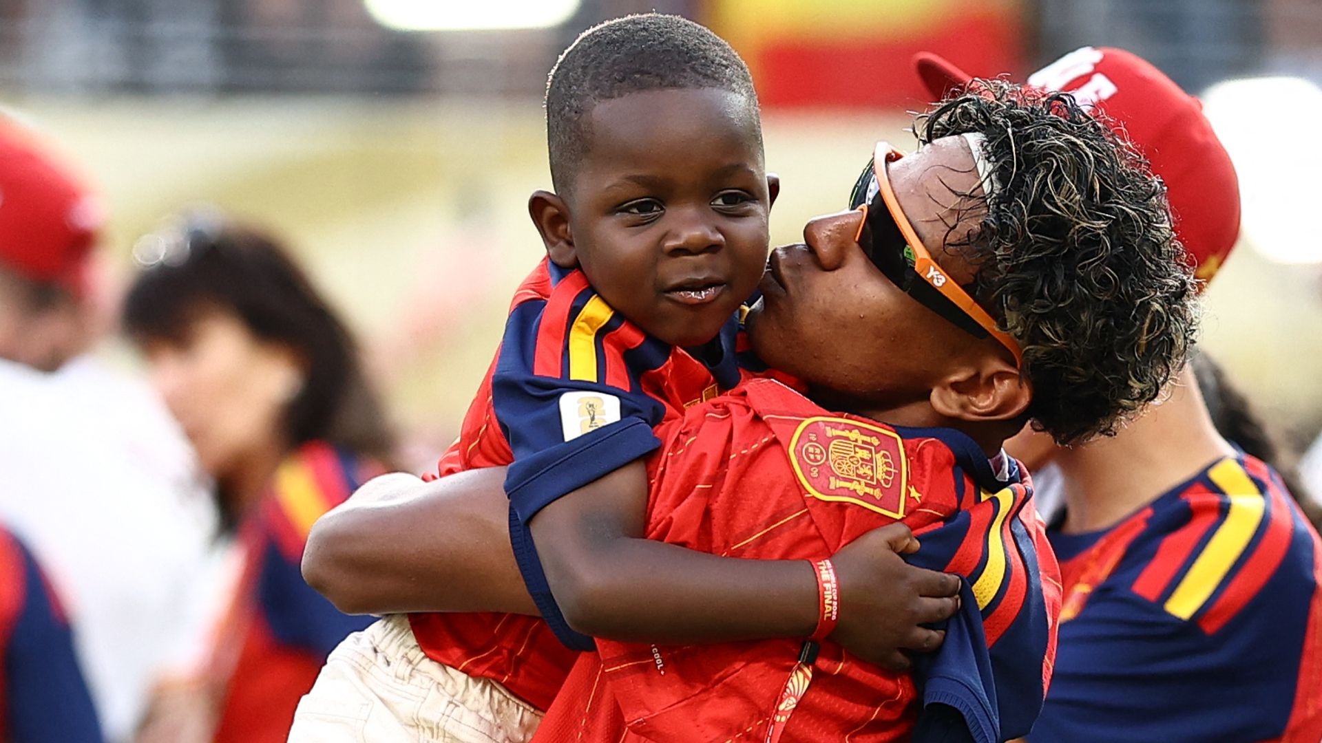Lamine Yamal celebra con su hermano Keyne el triunfo de España sobre Argentina en la final de la Copa del Mundo 2026.