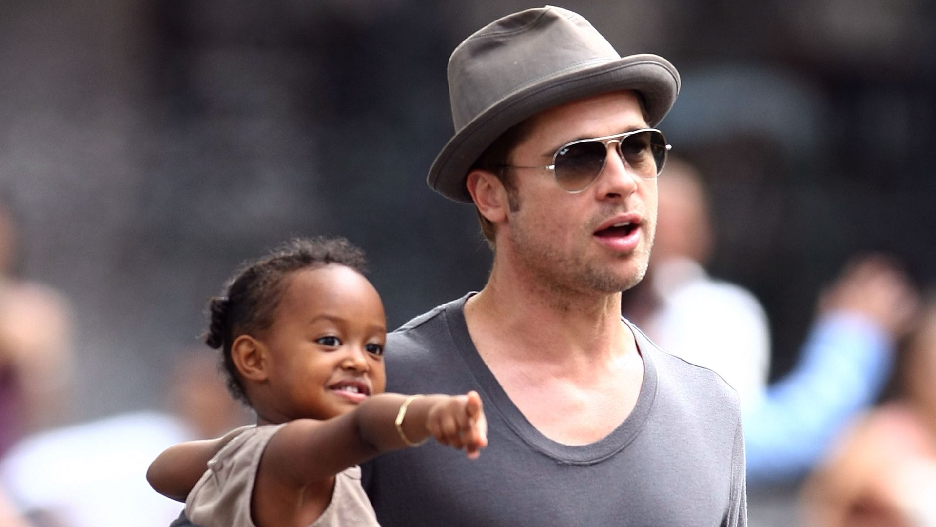 Brad Pitt con su hija Zahara en una foto de tomada en Nueva York en 2007.