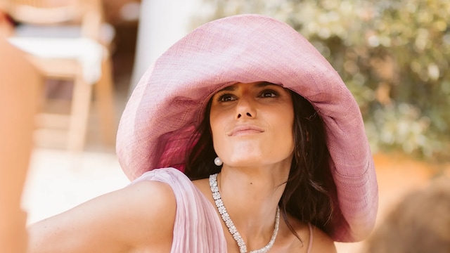 Invitada anónima con vestido de Simorra y tocado