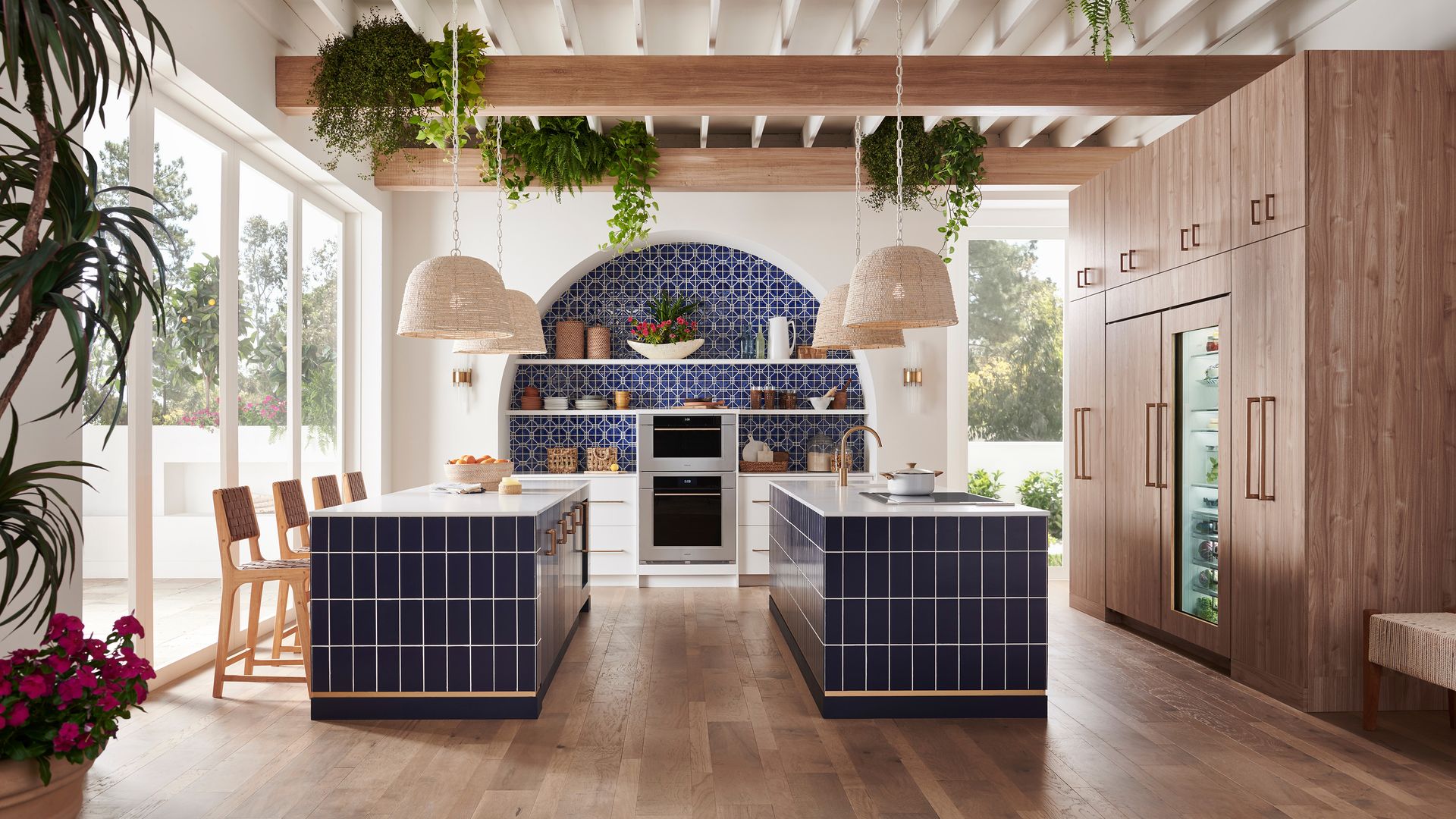 Cocina con islas revestidas con azulejos