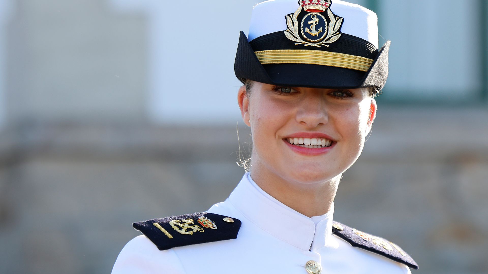 Primer plano de la princesa Leonor entrando en la Escuela Naval de Marín en 2024