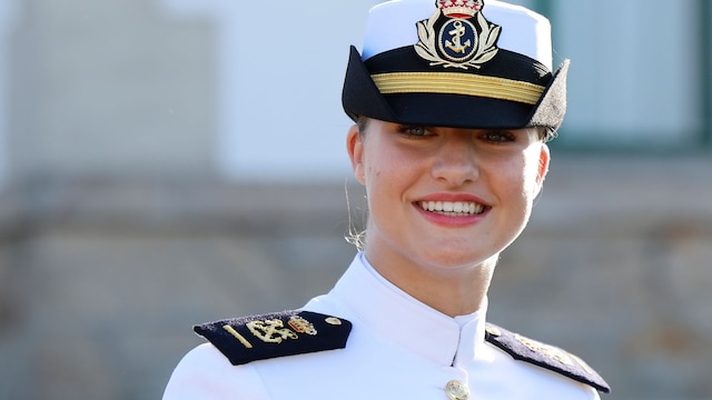 Primer plano de la princesa Leonor entrando en la Escuela Naval de Marín en 2024