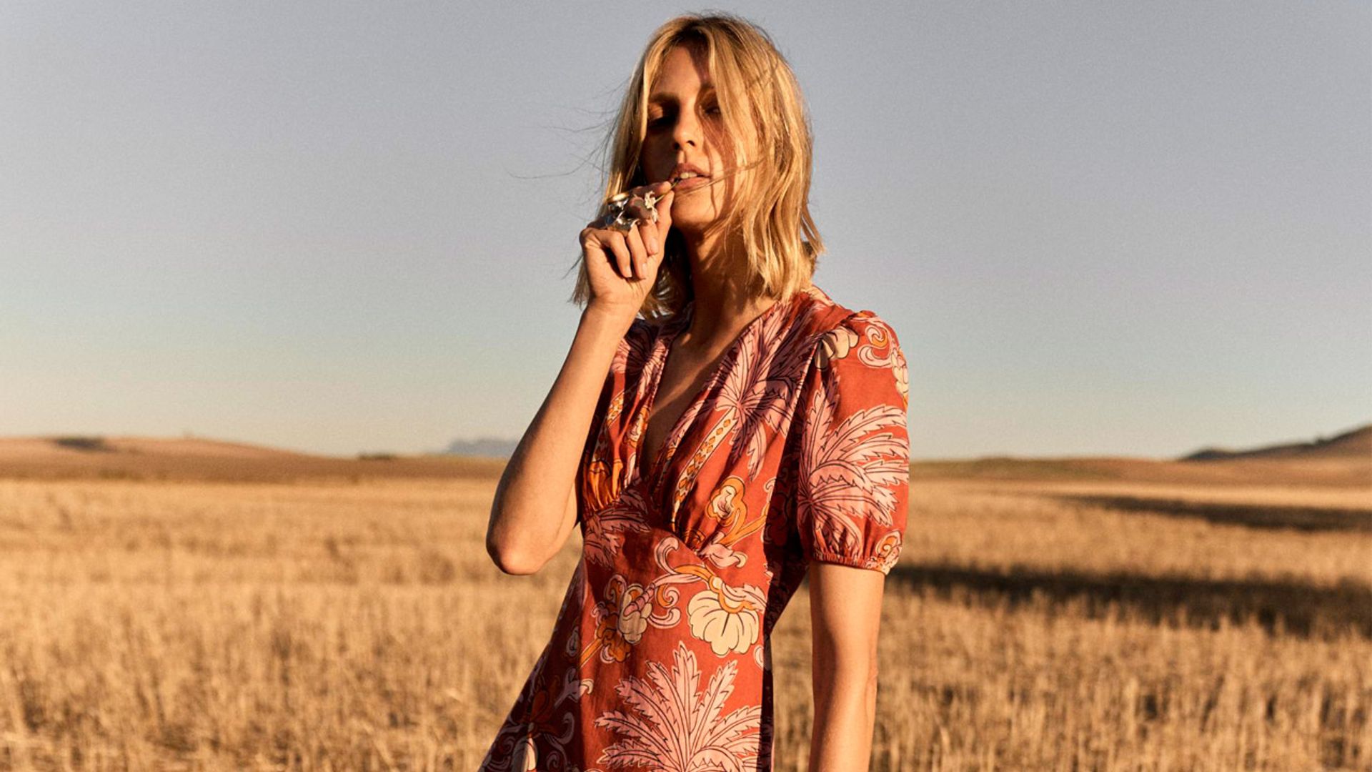 Los 3 vestidos de tendencia que necesitas este verano según Zara (y que ya puedes estrenar con botas)