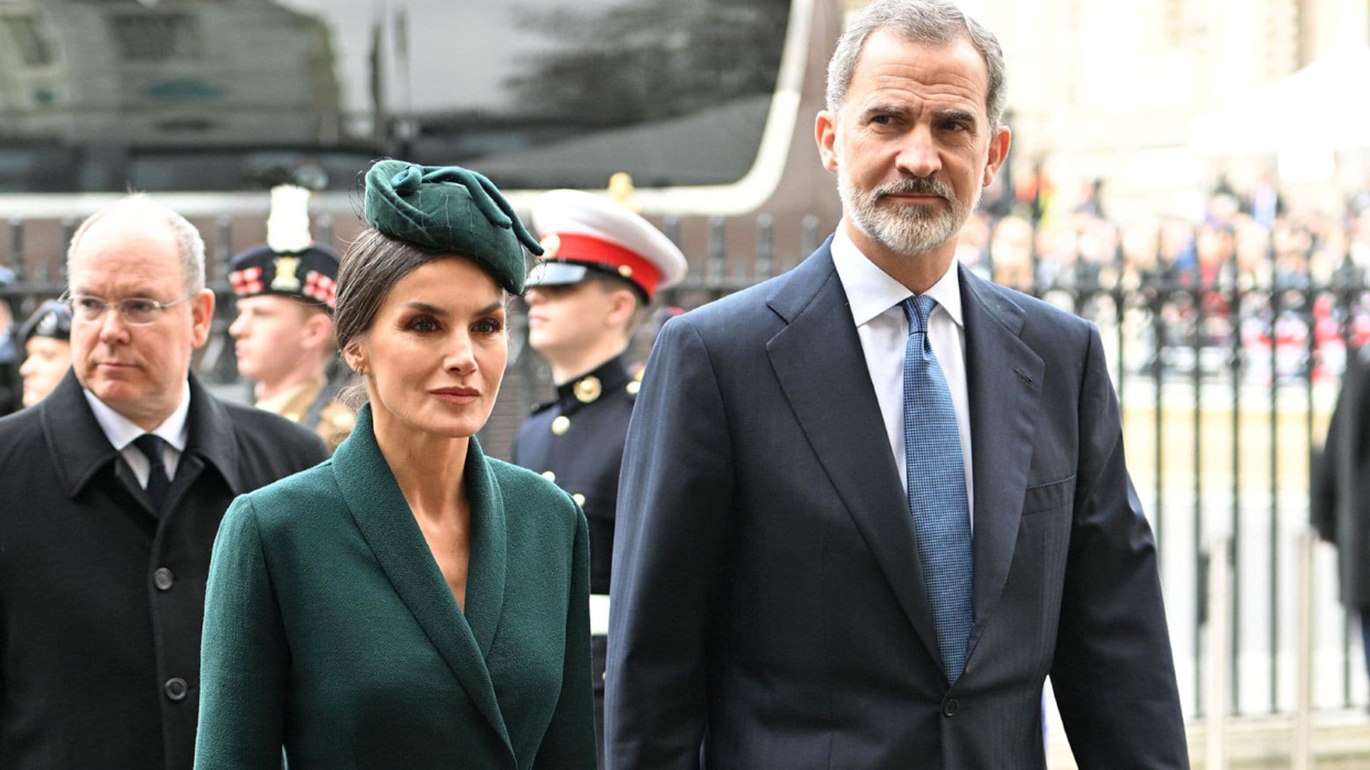Don Felipe y doña Letizia asisten a la solemne despedida de su 'querido tío Philip'