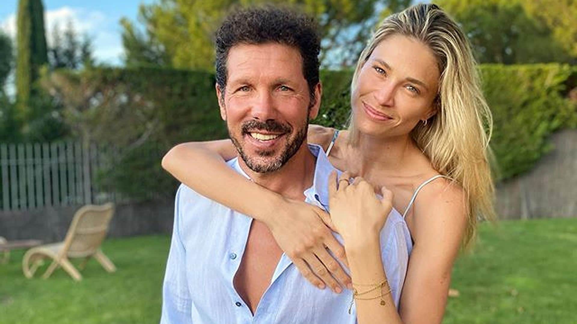 Carla Pereyra y Simeone dan la bienvenida al 'casi verano' con un espectacular posado familiar