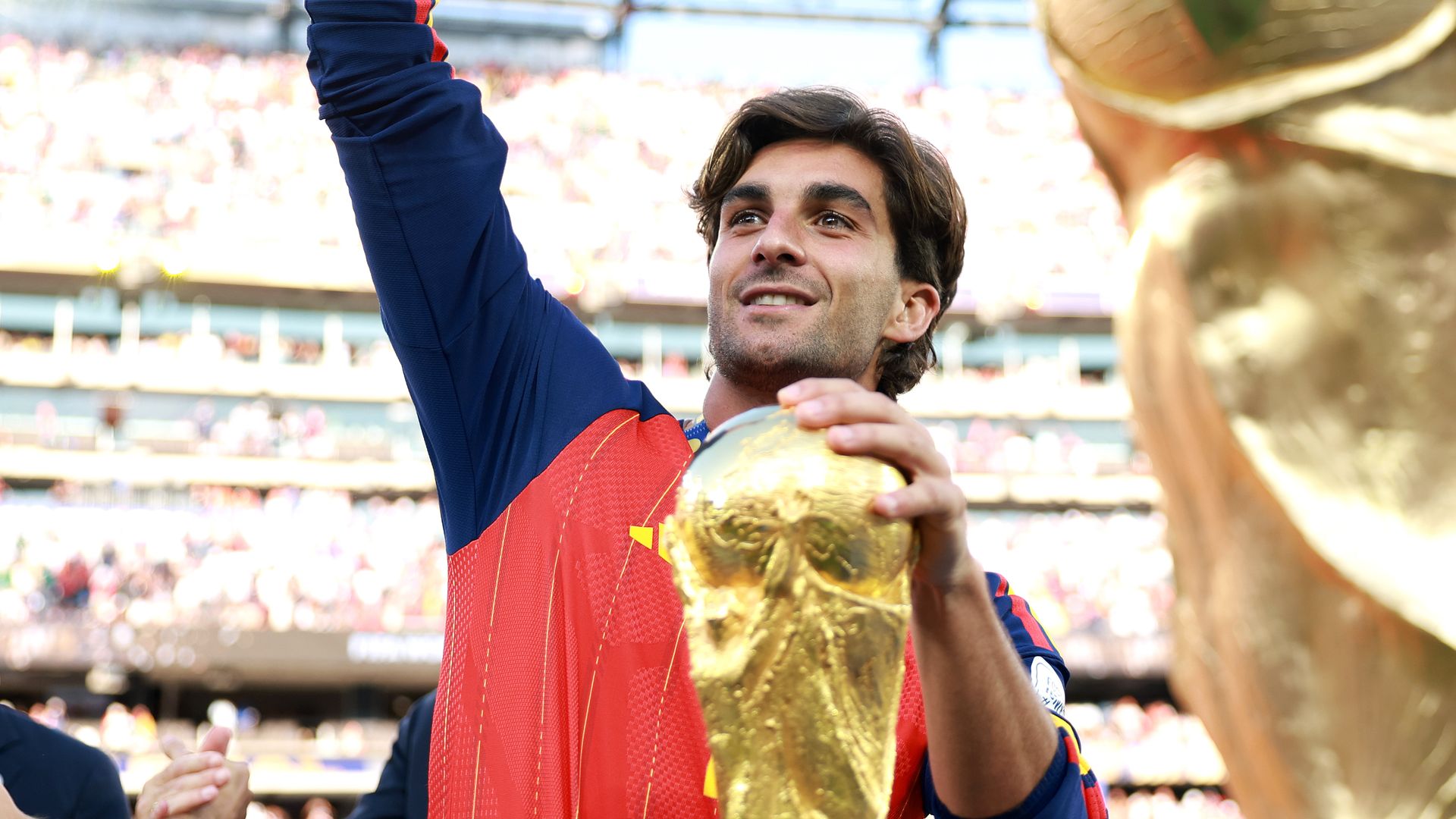 Ferran Torres con la copa del Mundial en Nueva York