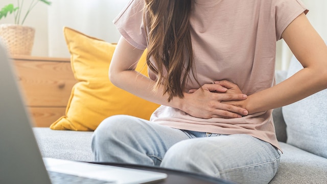 mujer dolor estomago