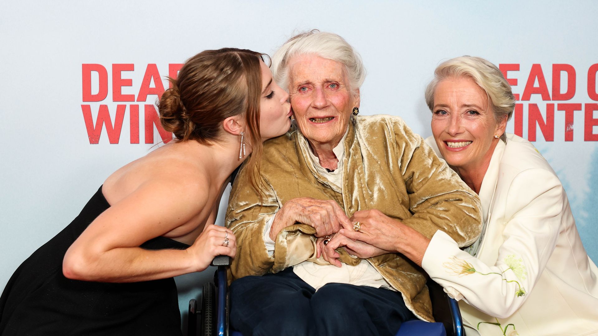 Emma Thompson, su hija Gaia y su madre Phyllida en el estreno de la película 'The Dead of Winter'  en Londres
