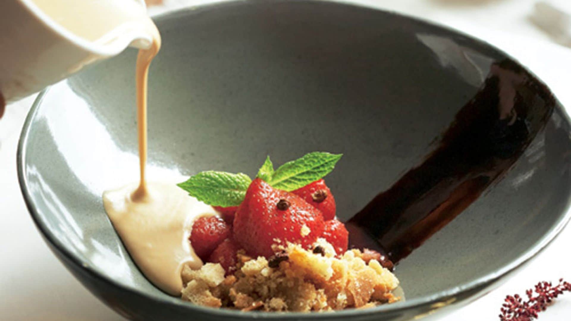 Crema de turrón con fresas a la pimienta de Sichuan, vinagre de cacao y streusel