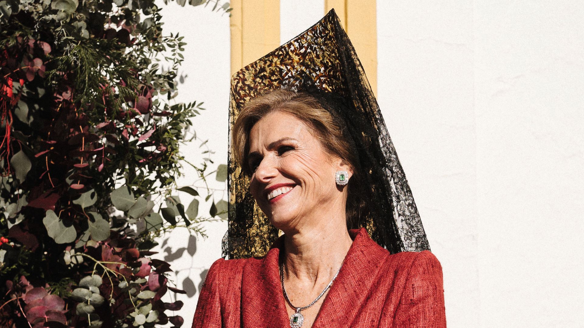 Con mantilla, de madrina, ambas de Poydel