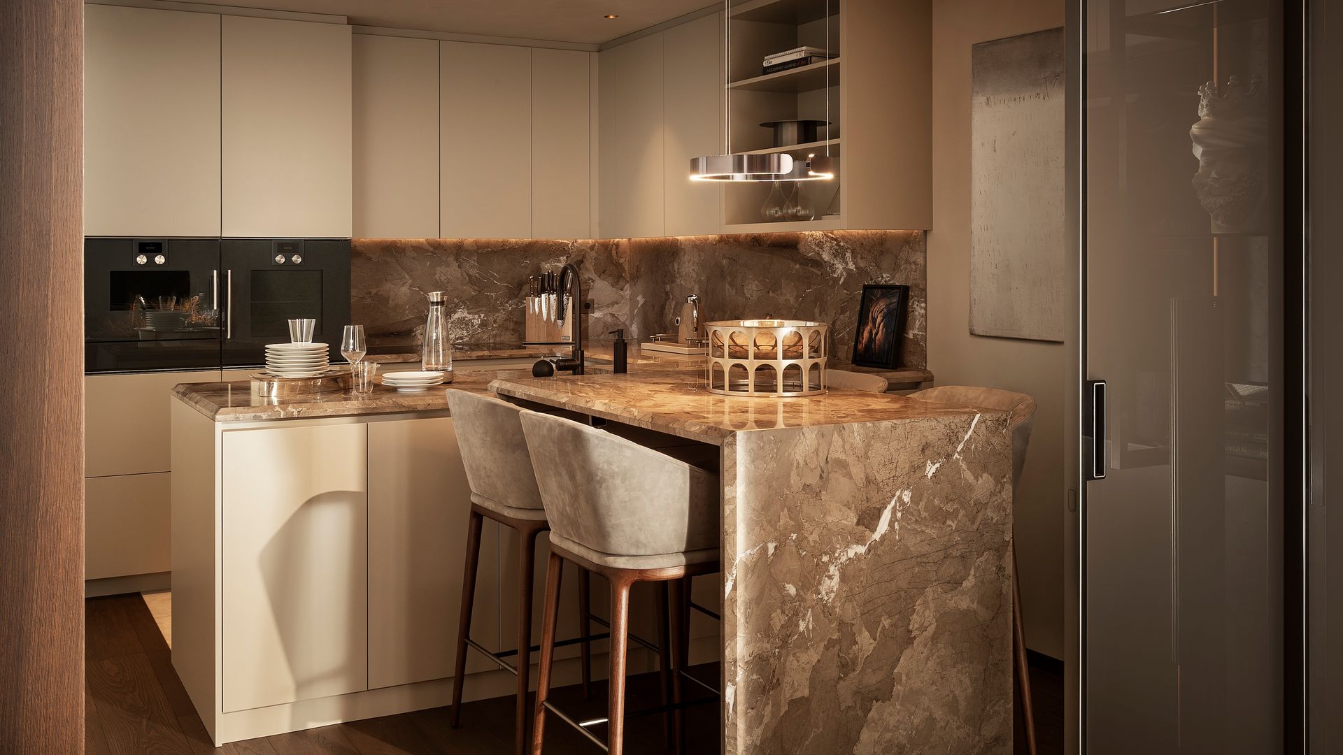 Cocina con isla de piedra, muebles blancos, taburetes altos, plafón techo