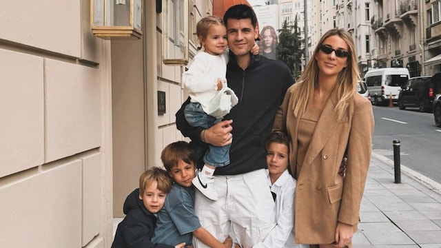 Álvaro Morata y Alice Campello con sus hijos