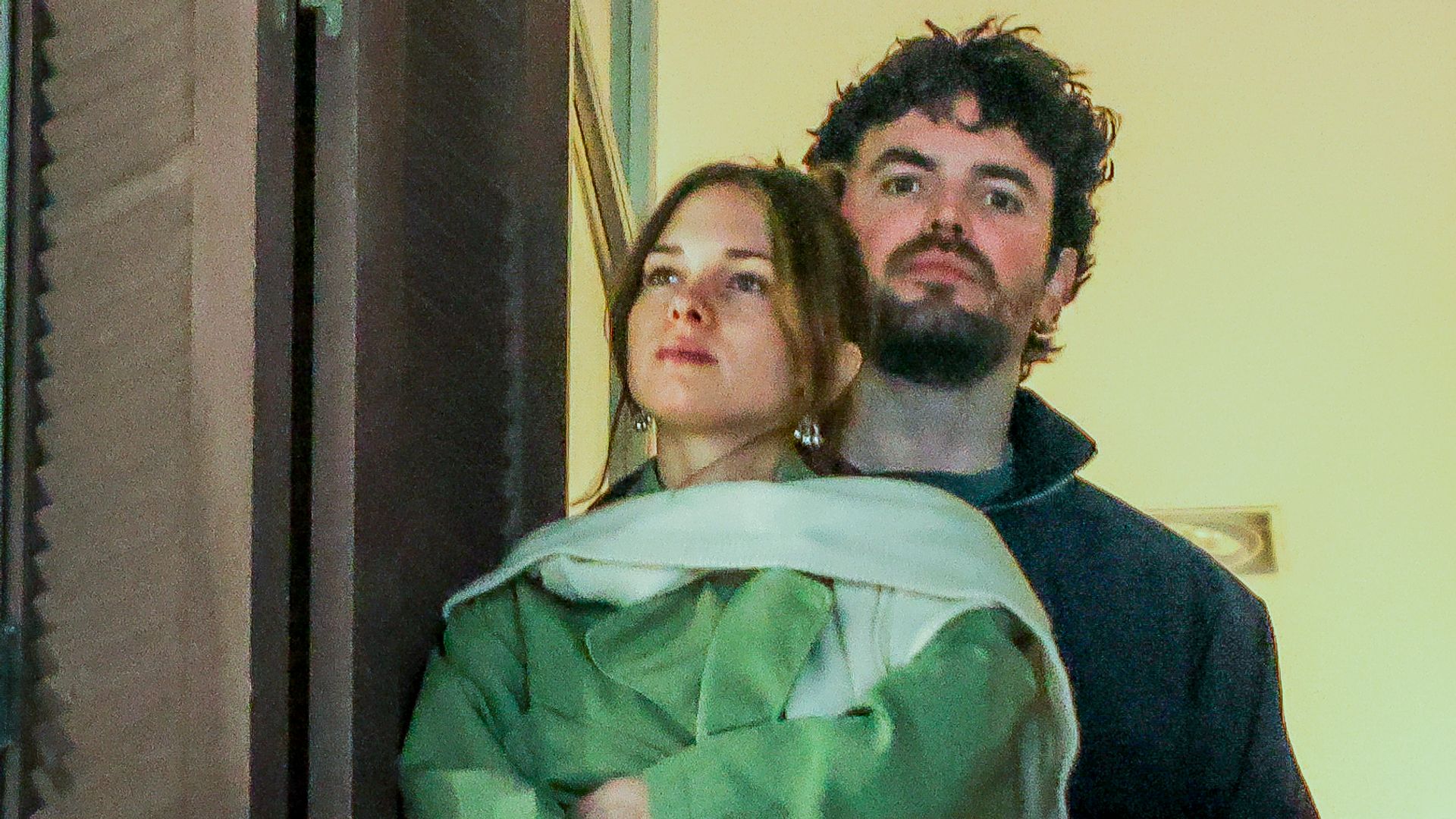 Stella Banderas y su marido continúan en Málaga su luna de miel: besos y procesiones con una inesperada amiga