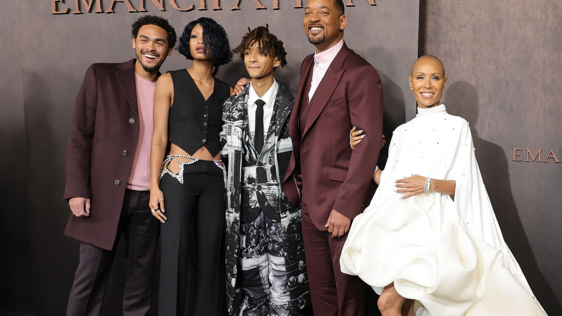 Ocho meses después de su incidente en los Oscar, Will Smith reaparece en una alfombra roja con toda su familia