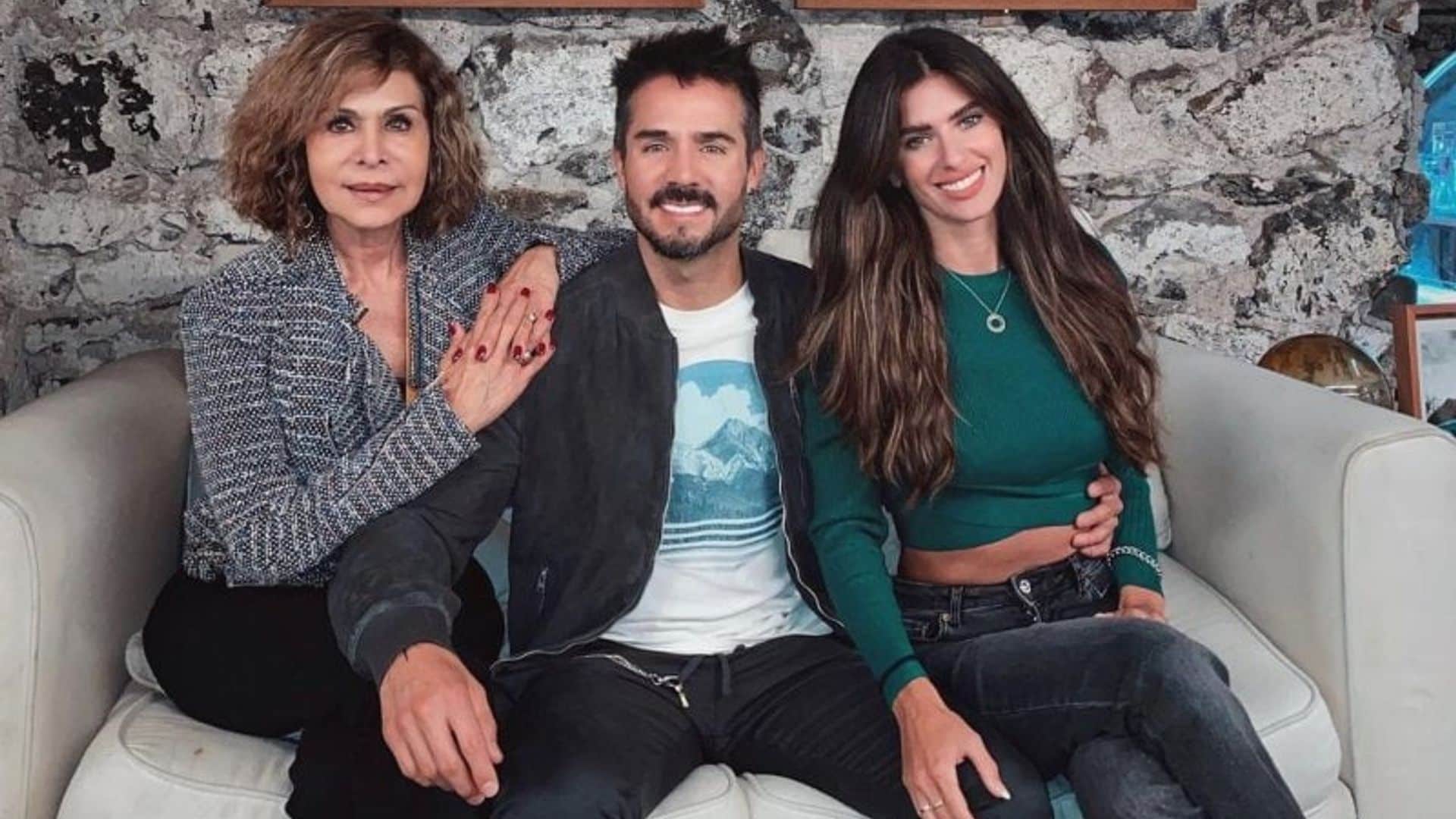 José Ron presume su posado más especial al lado de su mamá y su novia