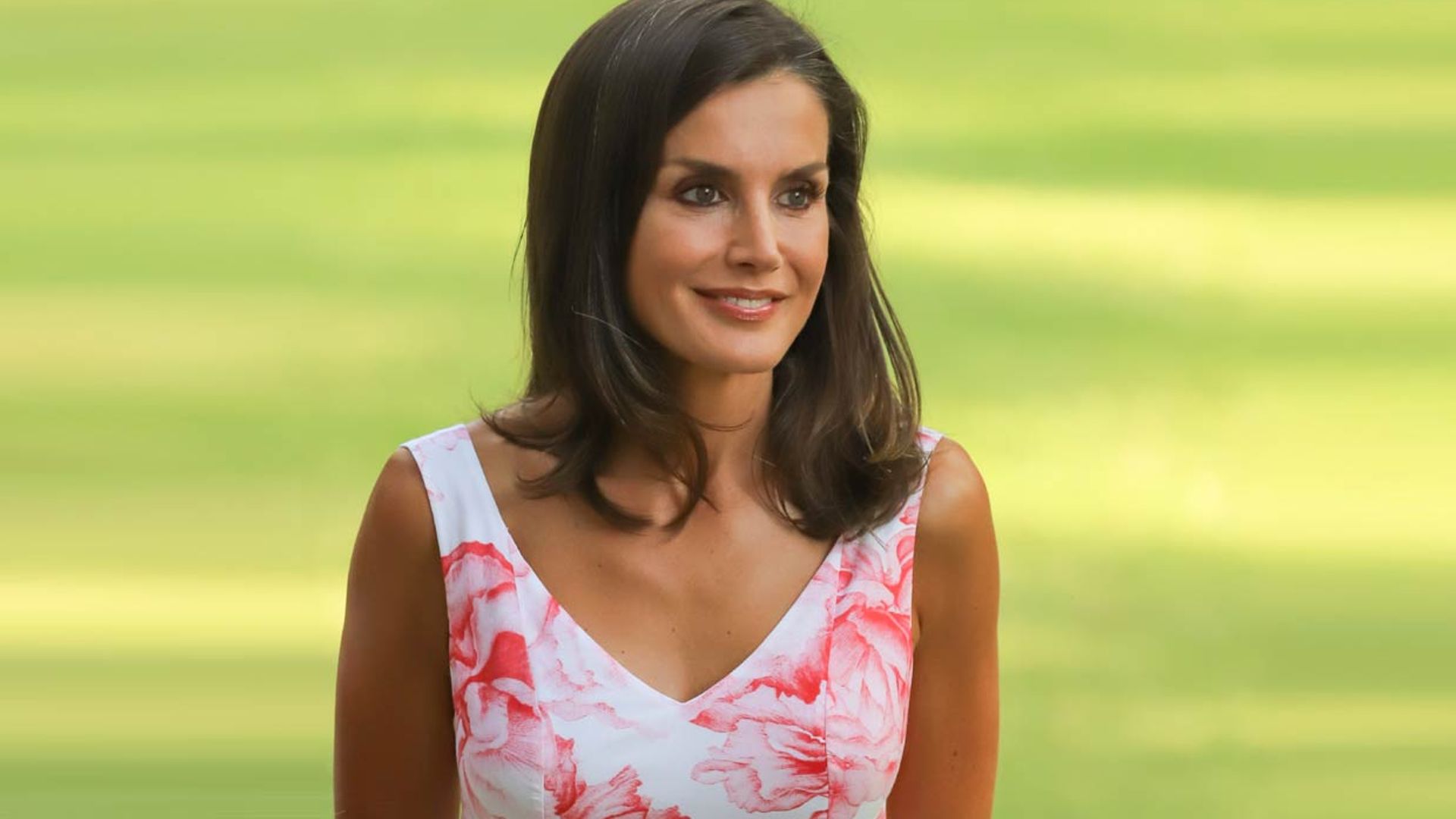 Lunares, brillos... El 'efecto Letizia' llega a la moda de baño este verano