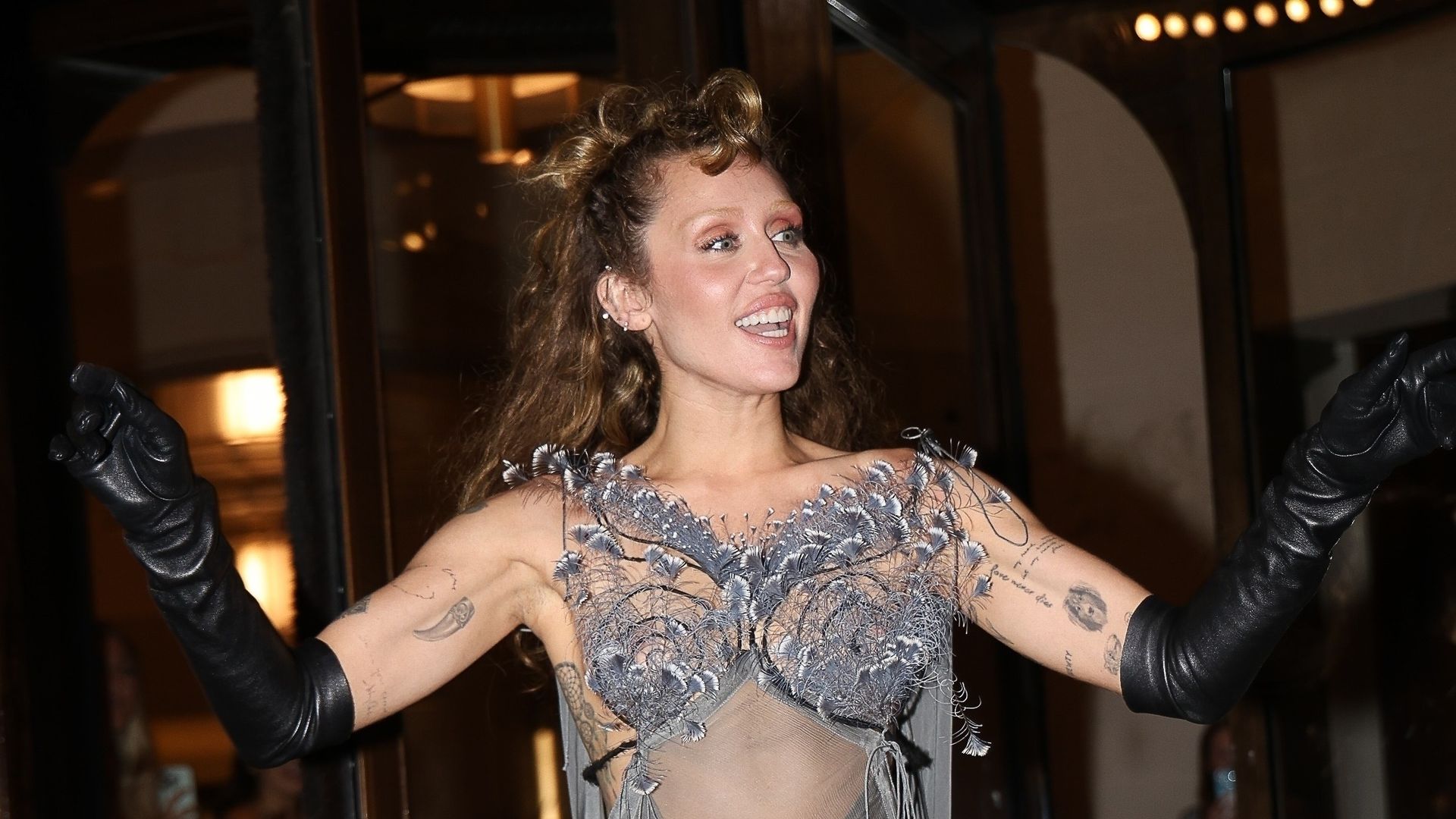 Miley Cyrus y Bella Hadid, unidas por un vestido semitransparente de Alta Costura con 20 años de historia
