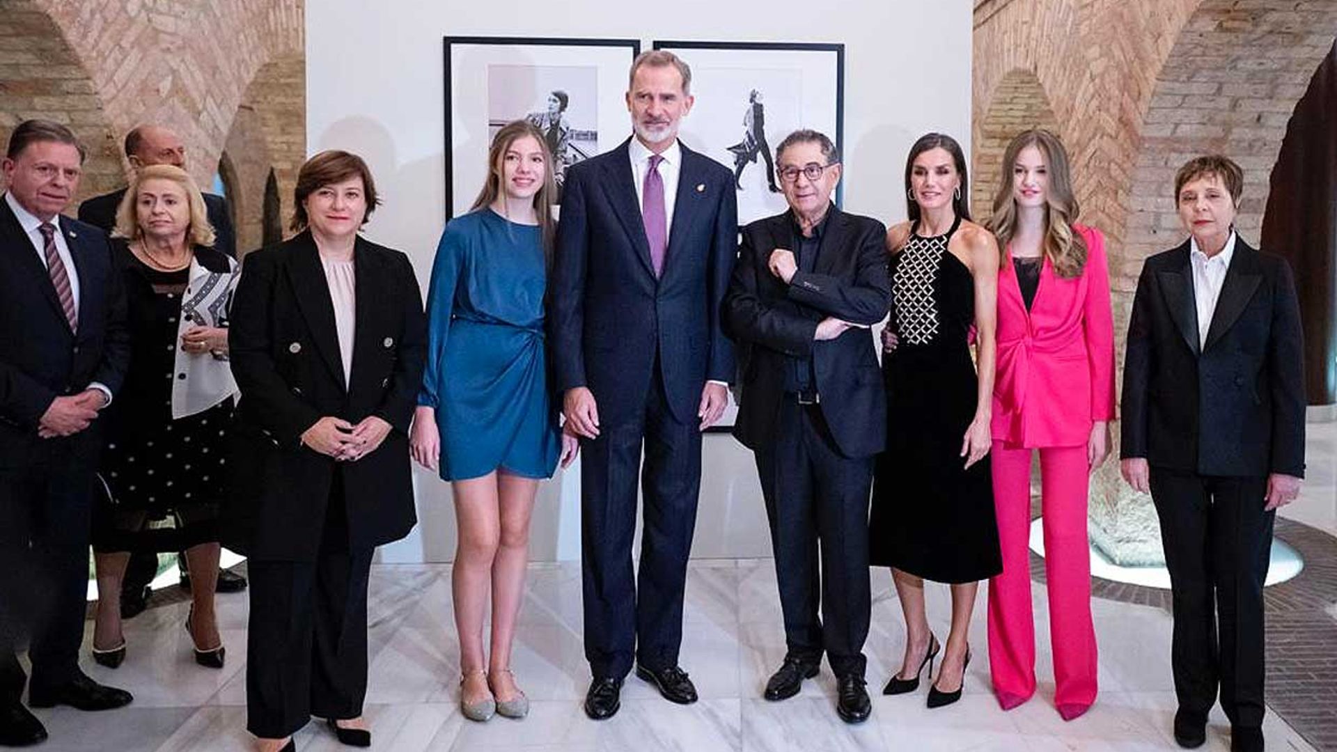 Las imágenes del cariñoso encuentro de los Reyes y sus hijas con Roberto Verino