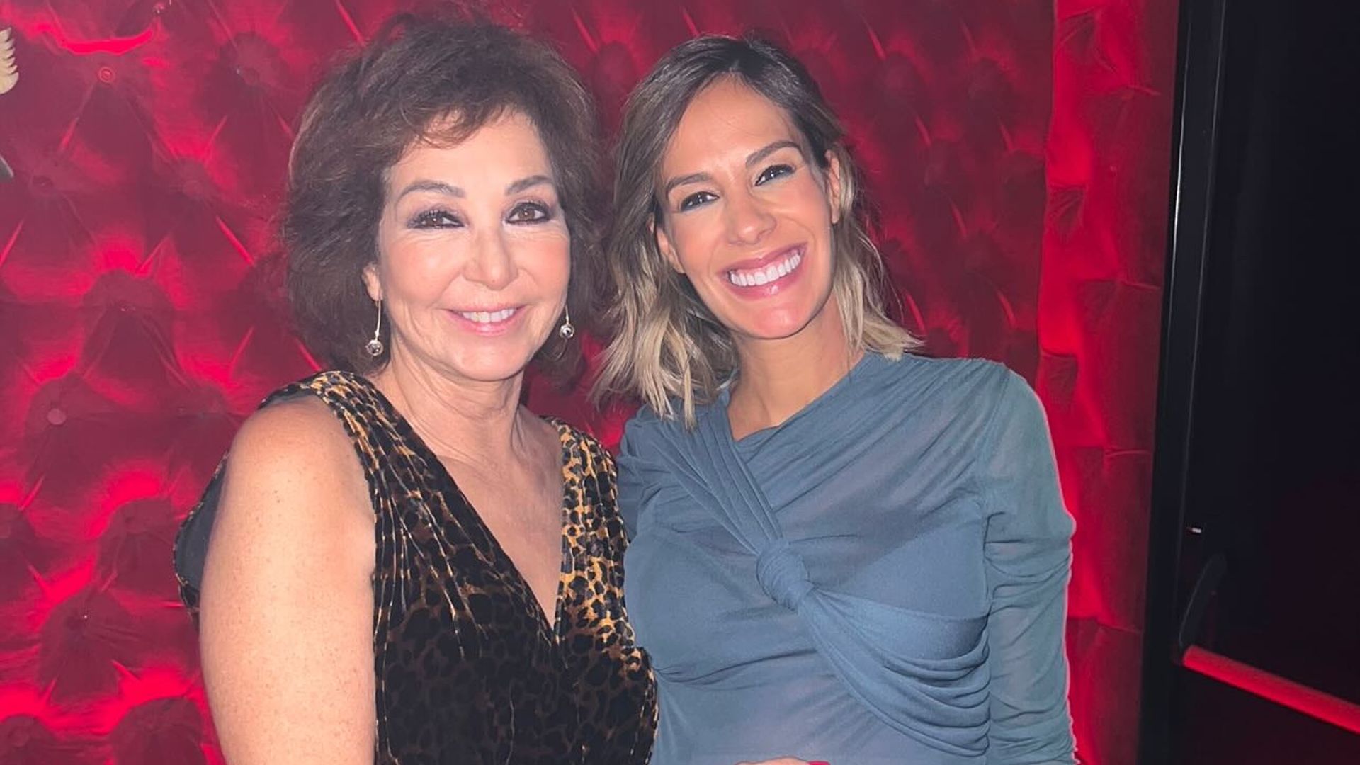 La reportera junto a Ana Rosa Quintana en la fiesta de Navidad de la productora Unicorn