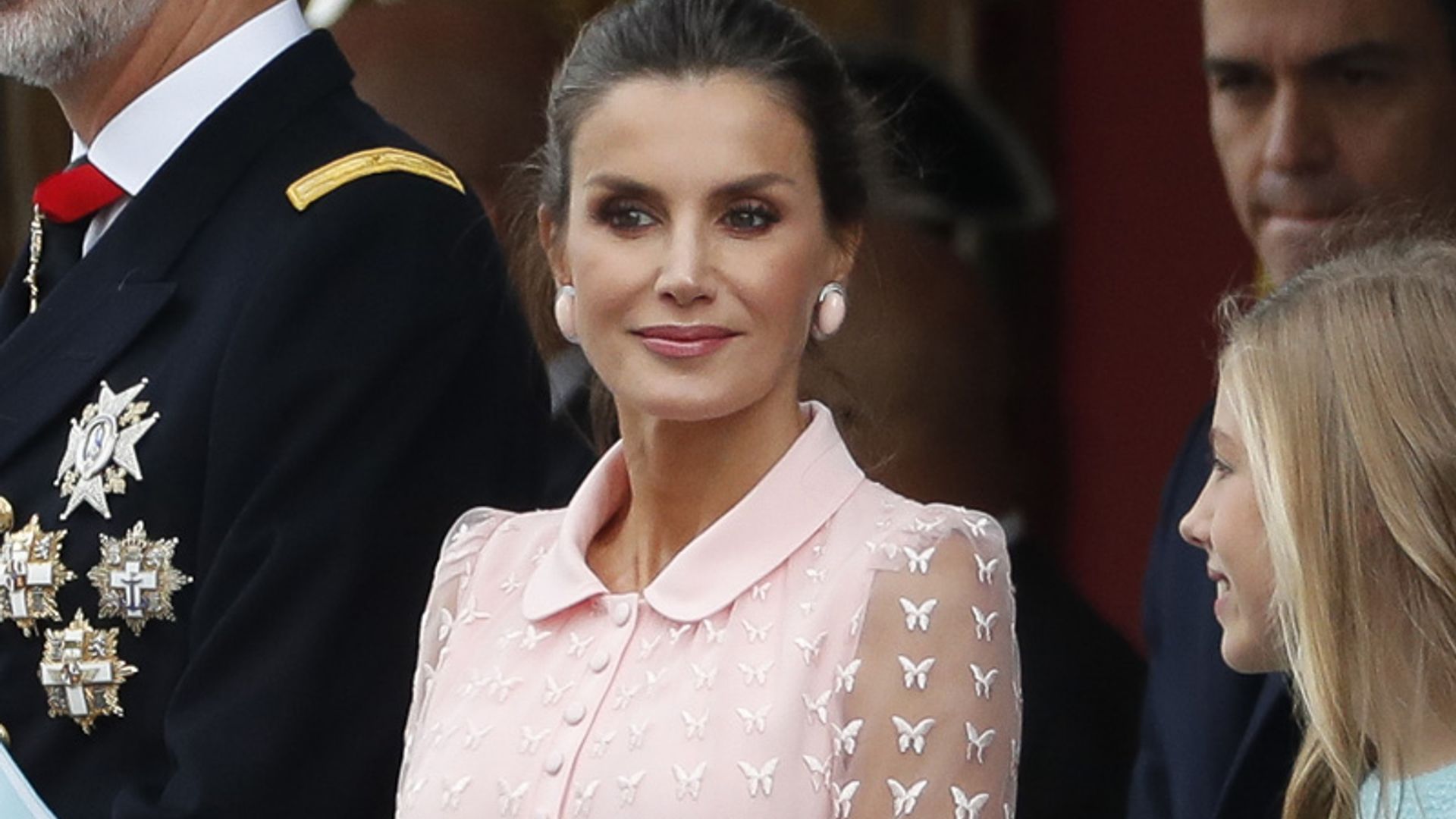 Doña Letizia rompe con su tradición para la Fiesta Nacional estrenando el look bailarina