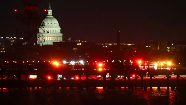 Un avión con 64 personas choca con un helicóptero militar en Washington
