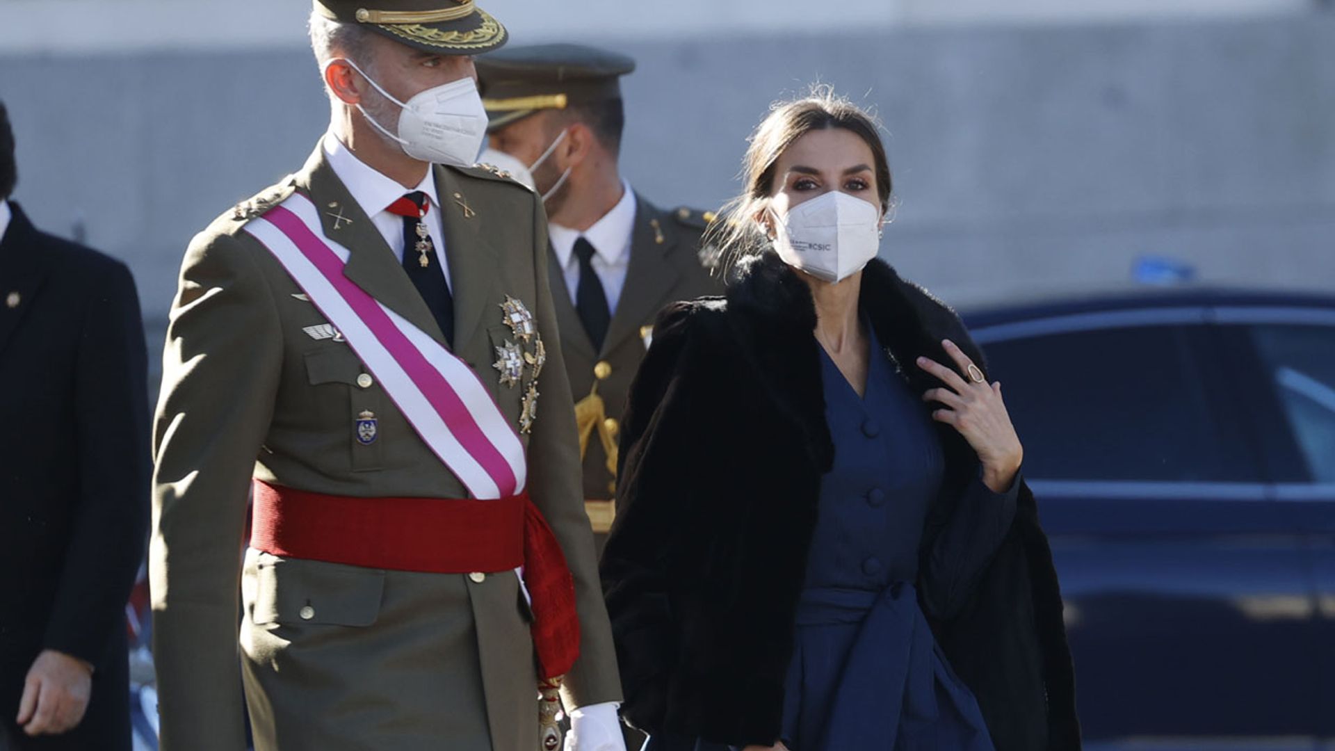 Doña Letizia inaugura el año con un amuleto de estilo y muestra su nuevo 'piercing'