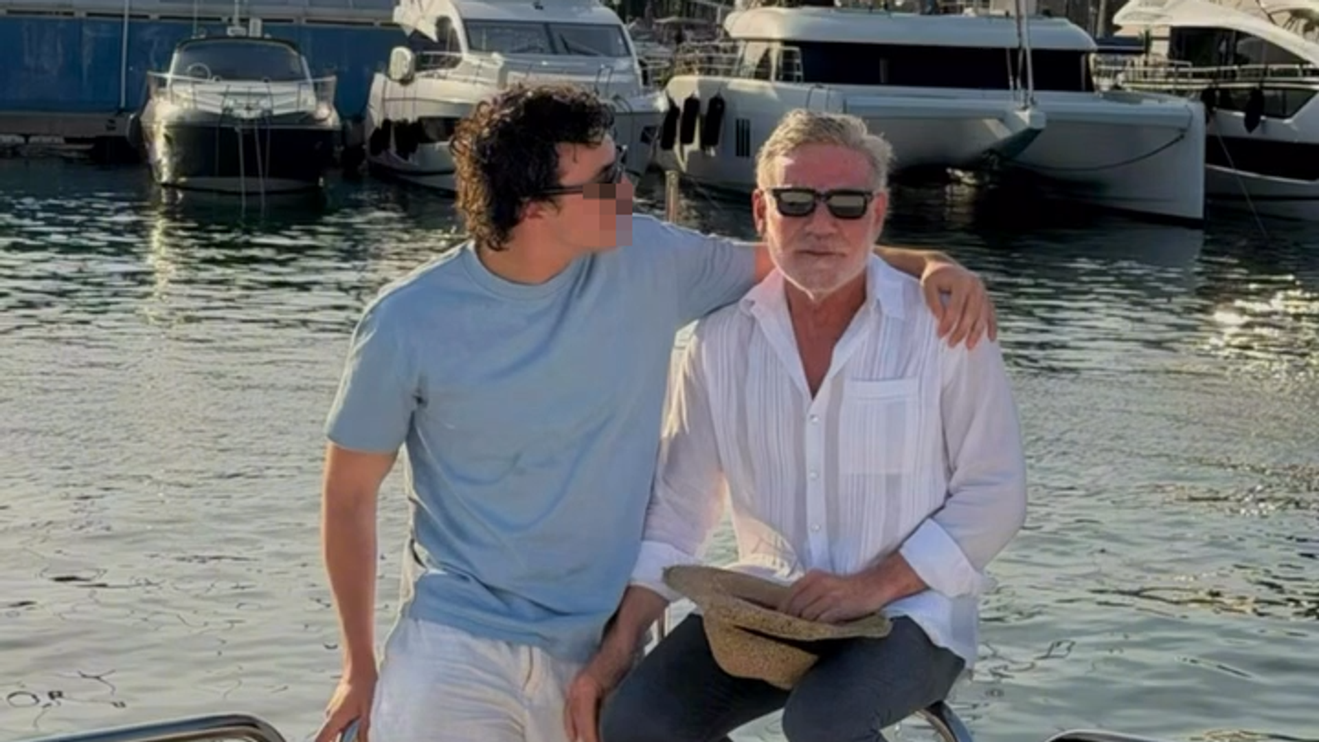 El arquitecto junto a su hijo en la costa