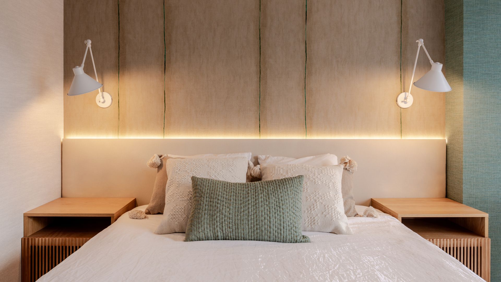 Dormitorio con apliques y cabecero retroiluminado