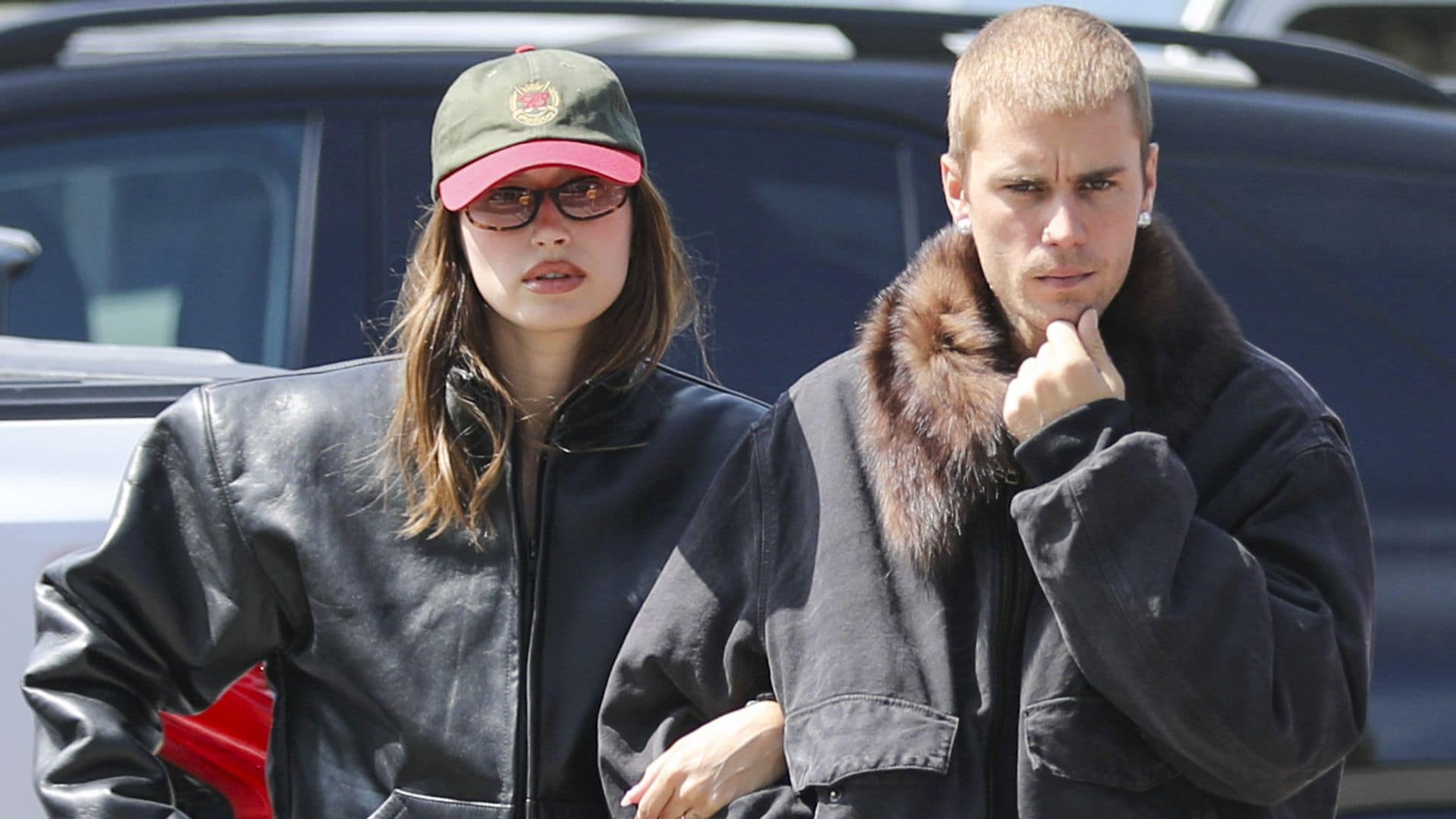 Así se usan los mocasines en 2025 según Hailey Bieber