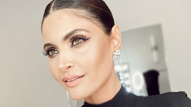 chiquinquir delgado con vestido negro y cat eye