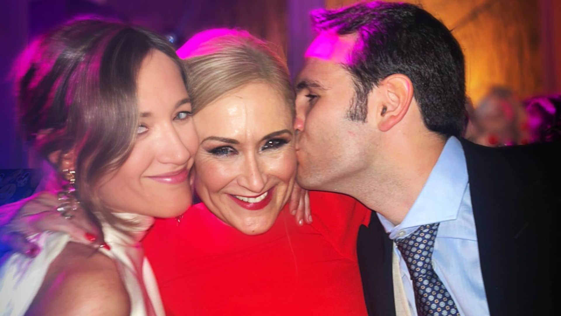 ¡La reina de la pista! No te pierdas el vídeo de Cristina Cifuentes bailando reguetón en la boda de su hija