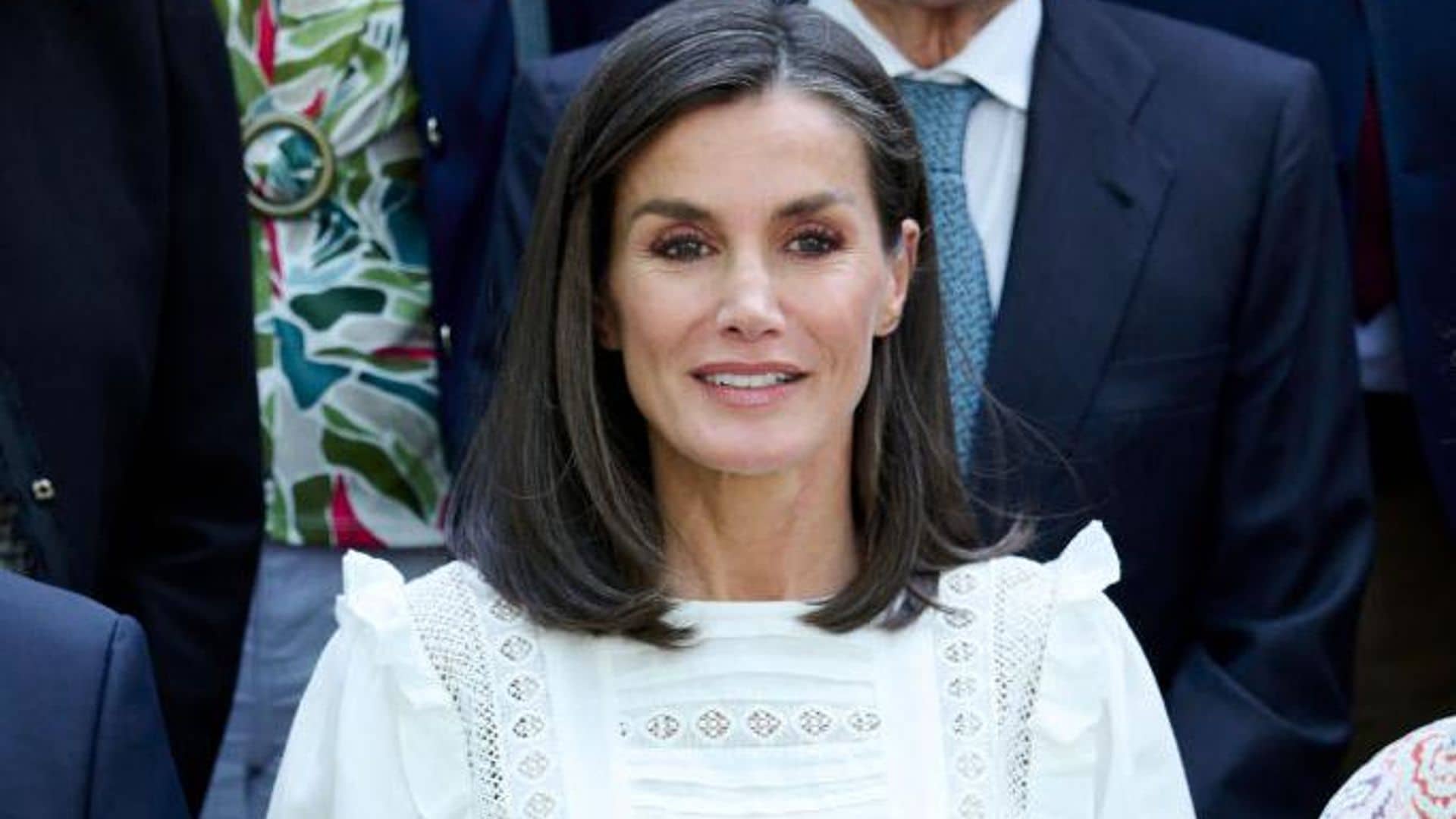 La reina Letizia luce su top veraniego favorito con tenis blancos