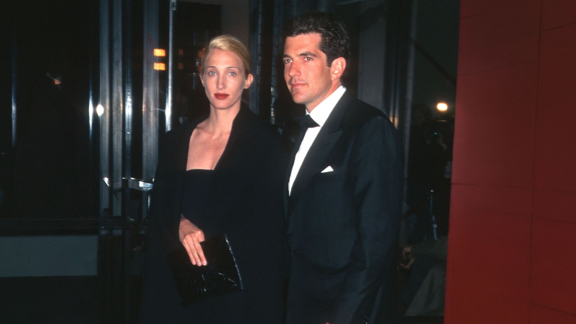 El último secreto de Carolyn Bessette: el vestido que nunca llegó a la boda de Rory Kennedy la noche de su accidente