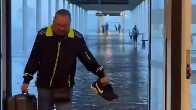 Plano medio del Aeropuerto del Prat inundado en Barcelona por la DANA