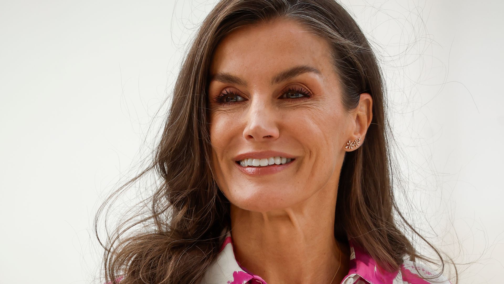La reina Letizia elige un vestido de flores de Carolina Herrera para la vuelta a la rutina: "Es perfecto para estos últimos días de verano y muy ponible también en otoño"
