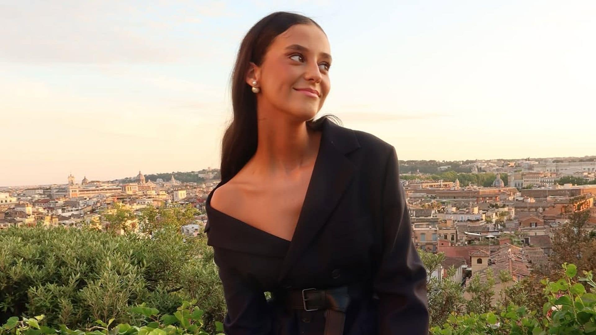 Victoria Federica, la invitada más original con un vestido negro que desafía el protocolo de las bodas en verano