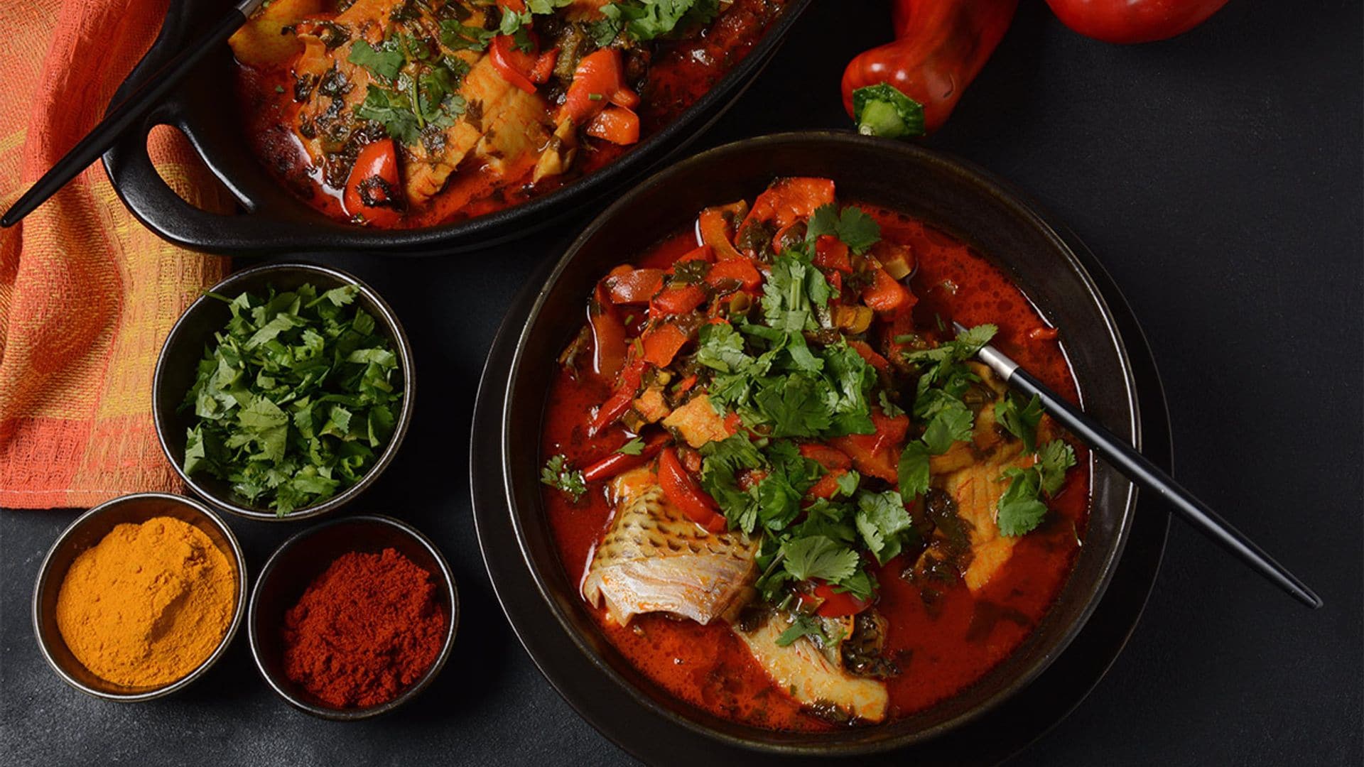 Pescado marinado con 'chermoula' en salsa de tomate