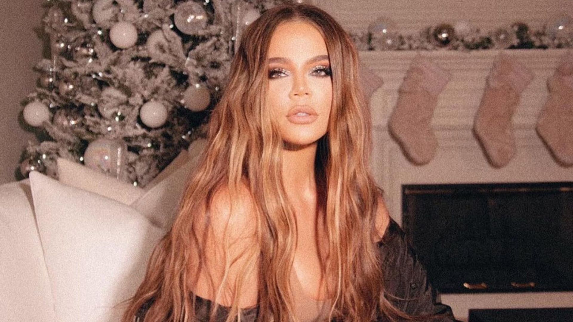 ¡Que tiemble Georgina! Khloé Kardashian también sabe cómo hacer el posado navideño más sexy