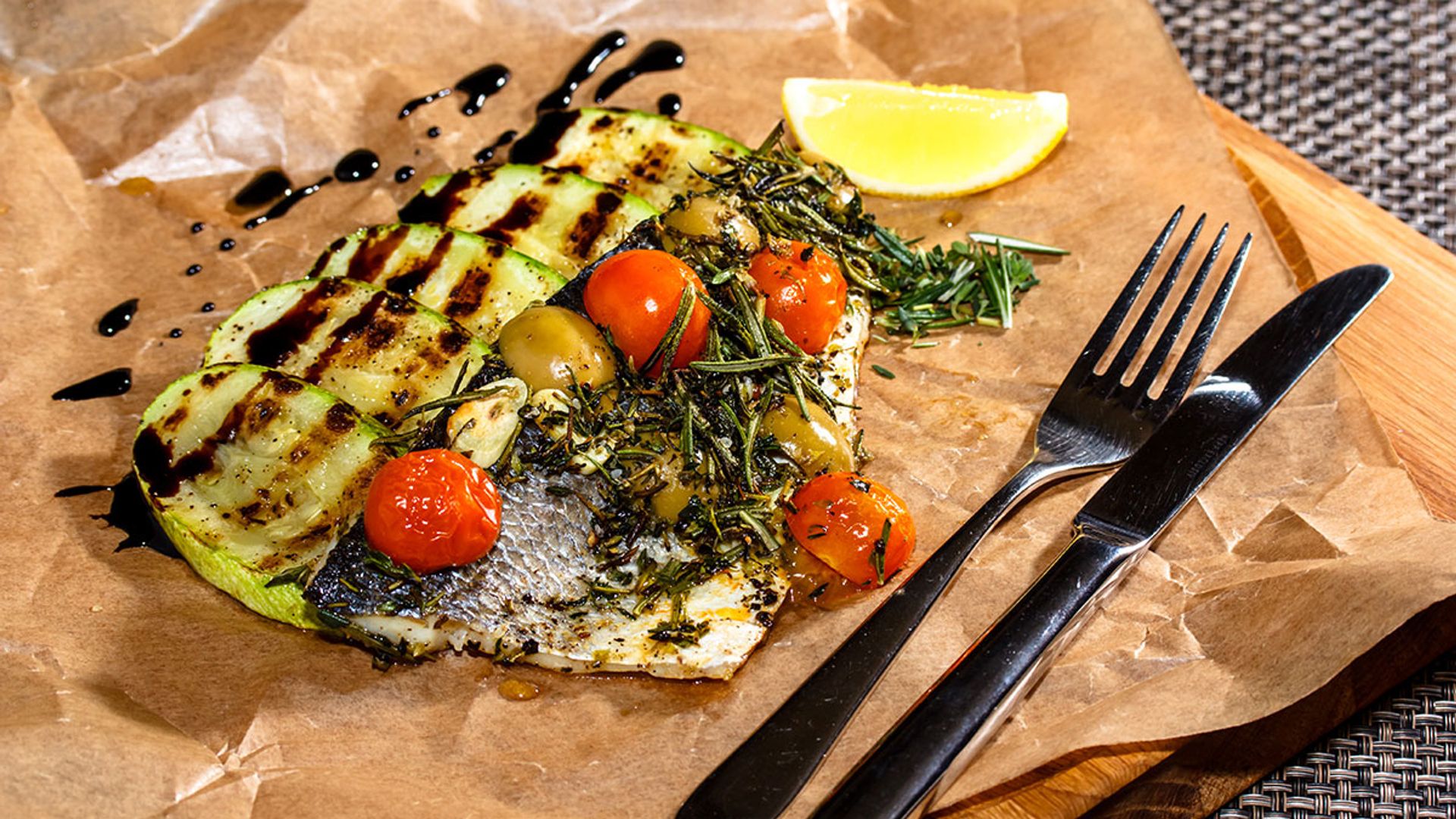 Lomos de lubina con verduras en papillote Lomos de lubina con verduras en papillote