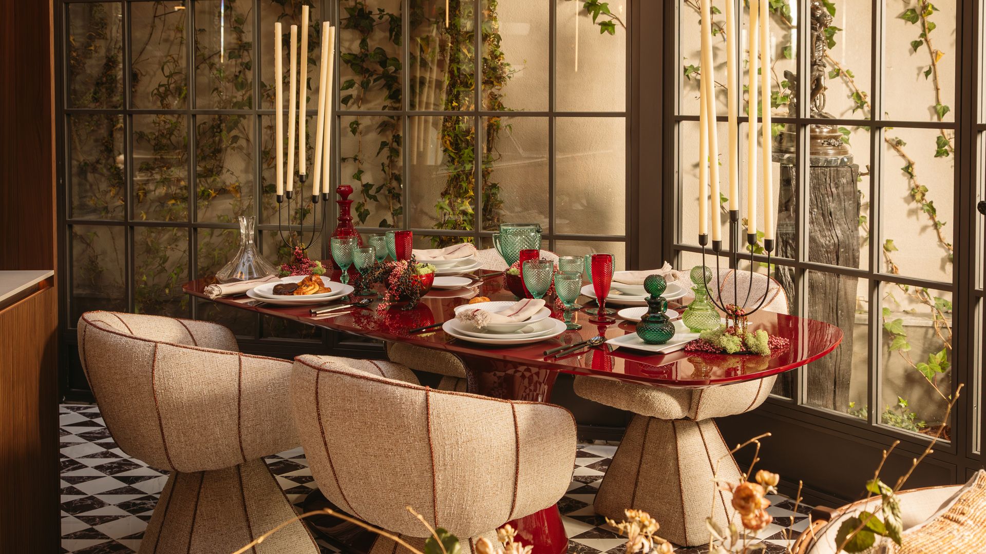 Mesa de comedor vestida con copas de colores